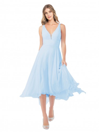 Azul Céu Claro Linha A Decote V Comprimento Midi Chiffon Curto Vestidos de Madrinha / Vestidos de Homecoming