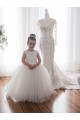 Marfim Tule & Renda Vestido de Baile Sem Mangas Barco Longo Comboio Capela Vestidos para meninas de flores