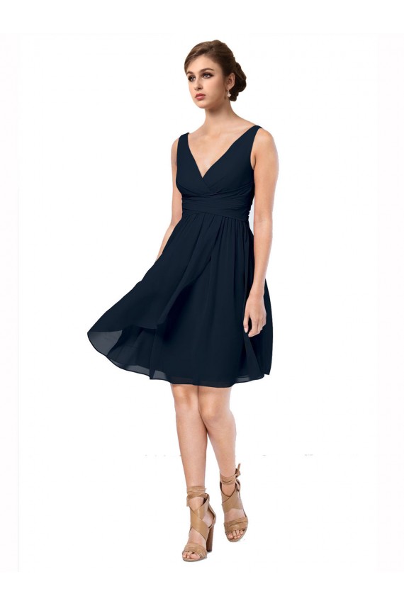 Marinha Negra Linha A Decote V Chiffon Curto Vestidos de Madrinha / Vestidos de Homecoming Acessíveis