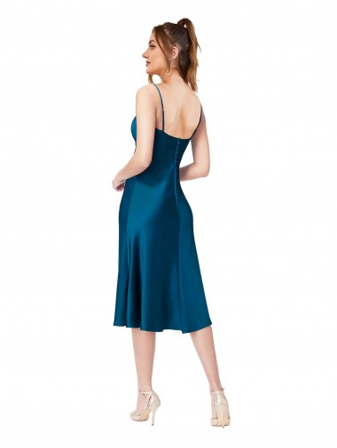 Pavão Azul Linha A Decote V Comprimento Midi Cetim Sedoso Curto Vestidos de Madrinha / Vestidos de Festa